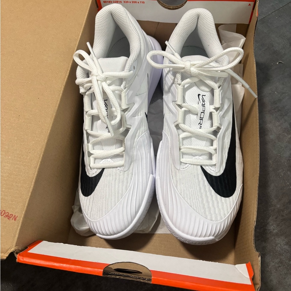 NIKE VAPOR White and Black Athletic Shoes 8.5 NEW BOX
